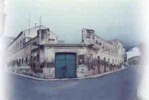 Puerta trasera del cuartel tal como se hallaba en 1947. Por este lugar aseguraban los vecimos que fue sacado el cadáver de Juana Rodríguez para ser traladado al cementerio